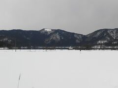 毎年恒例の、冬の徳山鮓詣で。
昨年は夏にも行きましたが、やはりこの季節は欠かせません。

それにしても、今年の雪は多いですね。
余呉駅から余呉湖まで、一面の雪景色です。