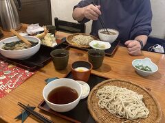 湯畑近くの「平野屋」でお蕎麦をいただく
店内は清潔感があって過ごしやすかった

隣のお土産屋さんでとろけるわらび餅を持ち帰りで購入
ホテルに帰ってから食べたけど、すごくおいしかった！次回もリピ買いしたい！