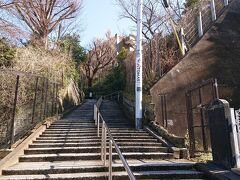 「西野坂(フェリス坂)」から山手へ向かいます。急な階段がまだまだ続きます。