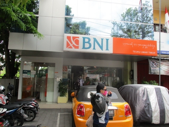 ATMから、<br />お金を下ろそうとしたが、<br />Rp.12.5Mの所でカードが受け付けなくなる。<br />11/28(土)に日本の銀行に電話したら、<br />急に高額のお金を下ろしたので、<br />口座をストップしたとの事。<br />親切なのであるが、このような状況だとパニックに陥る。<br />