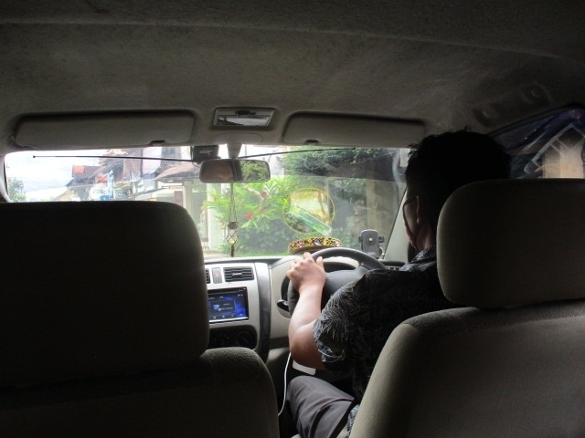 PCR検査の陰性証明を受け取った後、<br />12/1(火)、デンパサールの空港に行く。