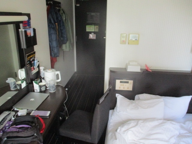 11:07<br />成田着。<br />pcr検査の後、<br />成田にあるApaホテルで2週間の隔離生活。<br />ーーーーーーーーーーーーーーーーーーー<br />2020/12/1(火)の合計(IDR)       　                            <br />オーバーステイ          57,000k<br />タクシー                       200k<br />飯代                             103k<br />計      57,303k(大体 460,000円 ) <br /><br />旅行第375日目までに使ったお金：<br />　　　　　    計 約1,784,393円<br />1日約4,758円使用した。<br /><br />一度3000/日に下がった旅行に使ったお金が<br />オーバーステイの罰金で跳ね上がった。