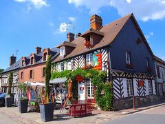「フランスの最も美しい村」[https://www.les-plus-beaux-villages-de-france.org/fr/]に登録されているBeuvron en Auge[https://www.beuvron-en-auge.fr/]がすぐ近くにあったので寄ってみました。
小さくて昔ながらの感じがするいかにも田舎の村という風情です。
