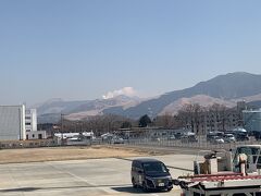 警戒レベル３に変更された阿蘇山。空港から噴煙がよく見える。
