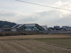 JR勝野駅を臨む。
何気に実家の最寄り駅なのですが、快速が止まらないため日中は1時間に1本しか列車がなく、小竹駅や直方駅を使うこともよくありましたね。