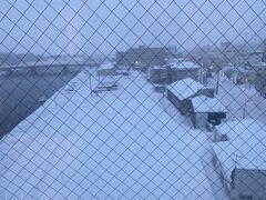網走2日目の朝
ホテルの部屋から外を見る
どんよりとした雪混じりの寒い朝
流氷船最終便のサンセットクルーズ申し込んであるけどお天気の回復は難しいかなあ