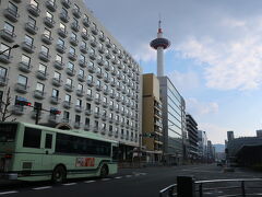 京都駅の観光案内所で情報収集した後