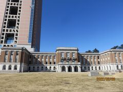 群馬県庁昭和庁舎
前の県庁舎で、今は群馬県を紹介する記念館のような役割となっているようです

シンメトリーでモダンな造り
高層庁舎と対照的な景観
