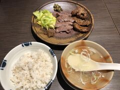 ハーフ牛たん＆牛サガリ定食。スープはお替わりできます。