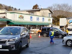 温泉街に戻り　さいちでお買い物します
土曜日なので　混雑してます

お客さんのほとんどは　有名なおはぎ目当てですが
私は前回ここで買えるのを　見つけてた
水野蒲鉾のおでんだね　を買いました
