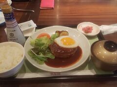 札幌市内へ行く前に空港内で朝ご飯を食べ、一服しました。
朝から目玉焼きハンバーグ定食を食べ、お腹いっぱいになり大満足です。