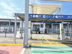 今回は往路ピーチ、復路ANAのため子供と荷物を下ろして車は第一ターミナルへとめに行きます。

入って適当に待っといて～と子供にお願い。