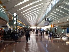 羽田空港第2ターミナルの出発ロビー。
今日はやや混雑といった感じ。