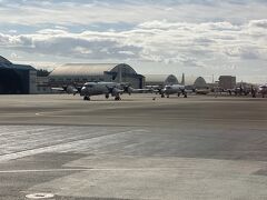 那覇空港に到着。
ここは、自衛隊の
陸上自衛隊の航空機
海上自衛隊の航空機
そして航空自衛隊の航空機が駐機してます。

ややこしいけど、そういう組織なんですよね。