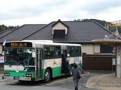三重県名張から奈良県に入り、３駅目の室生口大野駅で降ります。
大手私鉄の駅とは思えない山の中の小さな駅で無人駅です。

駅前からバスに乗ります。
