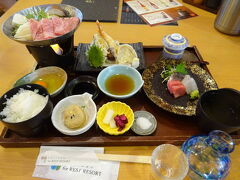 今回頼んだのは、
黒毛和牛すき焼きが決め手の、
「るり渓膳」と、
日本酒「玉川・福袋」のセットだヨ！

地酒は、やや酸味あリ。
お吸い物は、とろろ昆布入り。
お刺身は、トロ、タイ、サバの3種。

https://rurikei.jp/restaurant/yusuraan