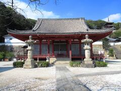 西國寺は奈良時代に創建された名刹で、1386年に建立された金堂は重要文化財に指定されています。