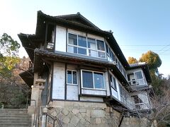 千光寺から少し石段を下ったところに、みはらし亭というレトロな建物があります。大正10年に建てられた別荘建築で、戦後一時期旅館として活用されましたが、30年近く空き家になっていたものをNPO法人により再生、ゲストハウスとして活用されています。