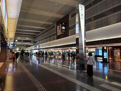 ５時２０分頃にホテルを出発して５時３０分くらいに羽田空港第一ターミナルに到着しました。土曜日とは言え早朝なのでまだそんなに混んでいないです、がそれでも結構人が居る事に驚きました。始発組やホテル宿泊組なんでしょうね。