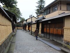 片町でバスを降りて長町武家屋敷跡を散策。冬季の雪＝水分で漆喰壁が劣化しない工夫として筵を吊るす「こも掛け」が施されていた。