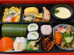 関東が大雪との予報のため帰りのフライトを18時に早めたので、最後の夕食は金沢駅ビルで買った弁当を空港で食べた。