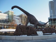 少し休憩、TVの地元ニュース（ほぼ金沢情報）見た後、ちょいと街中を散策。前回（2014年8月）訪れた時は何作ってるか不明だった福井駅前は、今やすっかり恐竜のモニュメントが立ち並ぶ広場と化してました。