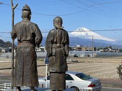 頼朝と政子の像
配流地と言われる蛭ケ島