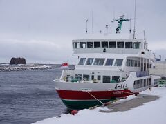 網走川を流れ下った先に帽子岩が見えます。発着場所は河口にあります。
「おーろら」は南極観測船「しらせ」を設計・建造した日本鋼管（設計
当時）が設計し、北海道室蘭市の「楢崎造船」にて建造されました。 
「おーろら」は1990年9月進水、翌年1月より運航を開始しました。
1994年10月には「おーろら2」が進水。翌年、運航を開始しました。
今回乗船したのは、おーろら２の方でした。
