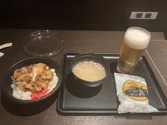 羽田空港に早着したのでラウンジで夜ご飯。
小松空港で買った白エビかき揚げ丼を頂きました。