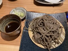 ネットを見ると新しくできたお店らしいです。
『玄蕎麦』さんでシンプルな蕎麦をオーダー。

麺は太くてコシがあります。
めんつゆは甘くて結構濃い。
噛み応えがあるので、満足感がありました。

とはいえ、これだけじゃ物足りないので舞茸の天ぷらも注文。