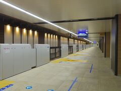 梅田駅の真新しい新1番線ホームを初めて見ました。