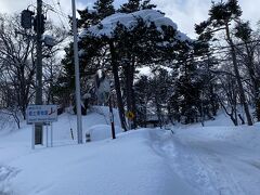 桂ヶ丘公園の中に郷土博物館はあるようで小高い丘の上まで歩きます。
雪道を歩くのは辛いです。