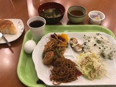 秋田駅から雨に濡れずにフロントへ行けます。無料朝食は、毎朝少しずつメニューが違います。