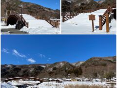 おっとその前に！奈良井宿にも立ち寄りました。
奈良井宿の木曽の大橋も雪ですっぽり覆われて。
青空とのコントラストがきれいでした。