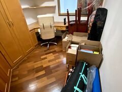 【サンパウロのプレジオ（アパートメント）】

そこは、パウリスタ大通りが丘の上なので、それを目指して上ったり、下ったりする坂の途中にある住宅地がパライゾ地区である。


写真：
もう断捨離しまくりで、箱の数は10個前後までに落とす...（月並みの駐在員だったので）ゴルフバッグもクラブもたくさん持っていたが、この機会に友人たちに譲る...もう20年以上もプレーしたゴルフも日本へ戻れば、しねぇだろうなぁぁ...

窓枠にはダンボールを貼り付けている...のは、これは、ブラジルの窓は、片方がサッシ、片方がトタンになっているケースが多く、そのトタンから風が入るように小さな穴が開いており、その穴から埃がバンバン入って来るので、そこをガード....。ブラジル人は、家でも車でも、外から「風」が入って来ない状況を嫌がる...。機密性の高い家や部屋を見ると、「なぜ、この家は外気（風）が入ってこないんだ？」と言う様な、訳の判らん質問をして来る...