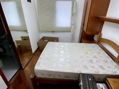 【サンパウロのプレジオ（アパートメント）】

この辺りも古いビルやらマンションが立ち並び、坂も急なため、決して住み易い場所ではないのだが...


写真：
南米に来る前に、私はアジアにも18年もいたので....ここに来た際には（ヨコヨコで動いて来たので）、荷物が多く、箱が大小100個近くあった..それを10個前後まで落とすのは、大変だった...

このベットのマットが、ぐにゃぐにゃに柔らか過ぎ、よく腰を痛めた...硬い製品をサンパウロ中、探しまくった時期もあったが、見つけられず諦めた。要は、ブラジル人の身体は「出るとこは出て、へっこむとこはへっこんでおり」...要はデコボコ、オウトツの激しい体型の方が多く、逆に柔らかいマットレスでないと、体が痛くなるらしい....へぇ～、顔も体もペッタンコのアジア人とは違うのねぇ～と、当時は目から鱗だった...