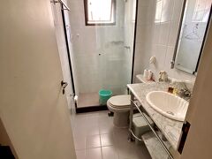 【サンパウロのプレジオ（アパートメント）】

また、（パライゾ地区やその近辺は）単身赴任にとっても、周りに洒落たバールやレストラン、日本料理屋があるのは、とっても便利な地区...


写真：バス／トイレ（１）
風が強い日は、ガスがつかなくなる事があり、窓に（日本から持ち込んだ）風鈴をつけていた。風鈴が鳴りまくる程風が強い日は...風呂のガスが付かなくなり、シャワーを浴びれない日があったり...