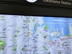 横浜駅でマップを確認してお買い物