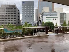 ７：１５
三ノ宮駅前
お友達は晴れ女なのですが、私の悪天候パワーで雨です。