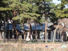 蚕糸記念館
明治時代の国立原蚕種製造所前橋支所事務棟がばら園に移築された。
養蚕から製糸に関する道具や各種資料が展示されています。

以前ばら園内で「朔太郎記念館」として保存されていた萩原朔太郎の書斎、離れ座敷、土蔵は、広瀬川の河畔緑地へ移築され、「前橋文学館」として公開されました。