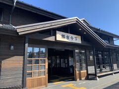 下今市駅です。レトロな雰囲気ですが、レトロ"風"で実際はSL大樹の運行に合わせてリニューアルした新しい駅舎です。