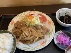 道の駅にしかたに到着です。
お腹が空いたし、混む時間帯になる前に昼食です。
フリーペーパー道の駅で真上の梅塩ラーメンがオススメされていて、最初はそれを食べようと思っていたのですが、もうちょっとボリュームのある物が食べたくて桜山豚の生姜焼きにしました。
お肉は柔らかく美味しかったです。