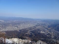 武甲山の山頂からは北側を一望。遠くは霞んでいて、浅間山などは見えませんでした。