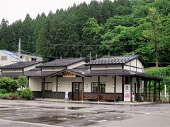 20分ほどで津川駅に着きました。
駅舎は2009年（平成21年）に建て替えられました。