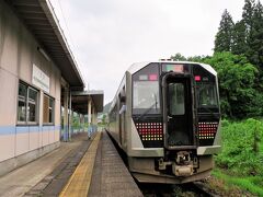 15:10　三川駅に着きました。（津川駅から９分）
女性車掌に乗車券を渡し下車します。（下車したのは私一人でした）