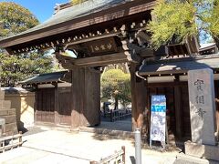 「実相寺」。
天文19年（1550）江戸馬喰町に開創し、明暦の大火の後、浅草新寺町に移転、関東大震災後に当地へ再転したとのことです。
