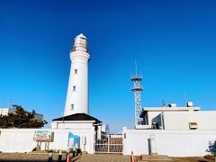 早春の犬吠埼灯台
日の傾いた陽光に真っ白の灯台が映えます(°▽°)