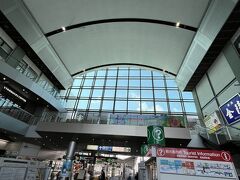 うどんを食べて高松駅へ。
列車の発車時刻までまだ少し時間があるので、高松駅のKIOSKなどで早くもお土産を物色です(*^。^*)