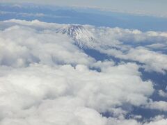 　頭を雲の上に出し、富士山です。
