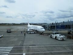 　大阪伊丹空港に到着しました。あっという間の1時間10分でした。天候は曇り。